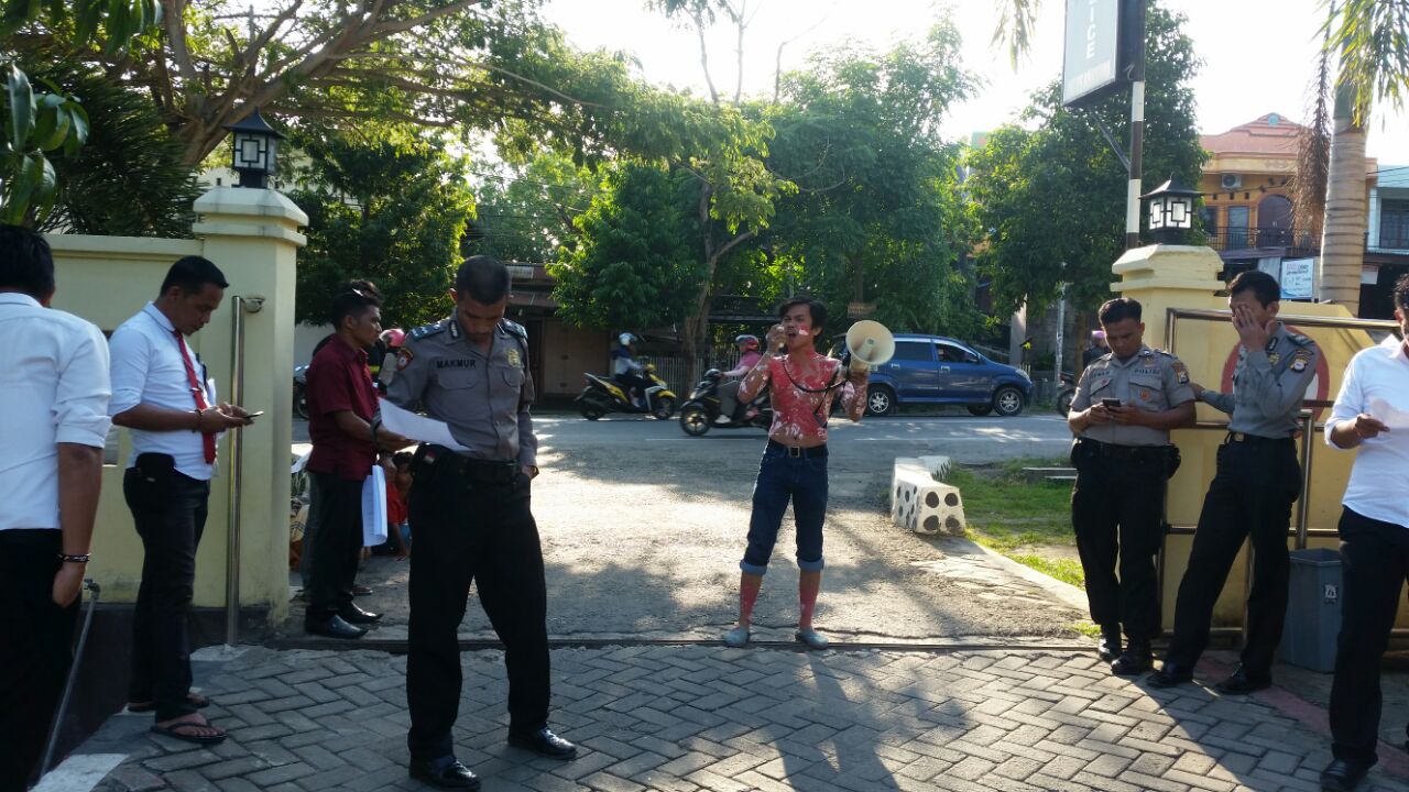 Mahasiswa Makassar Seruduk Mapolres Bulukumba