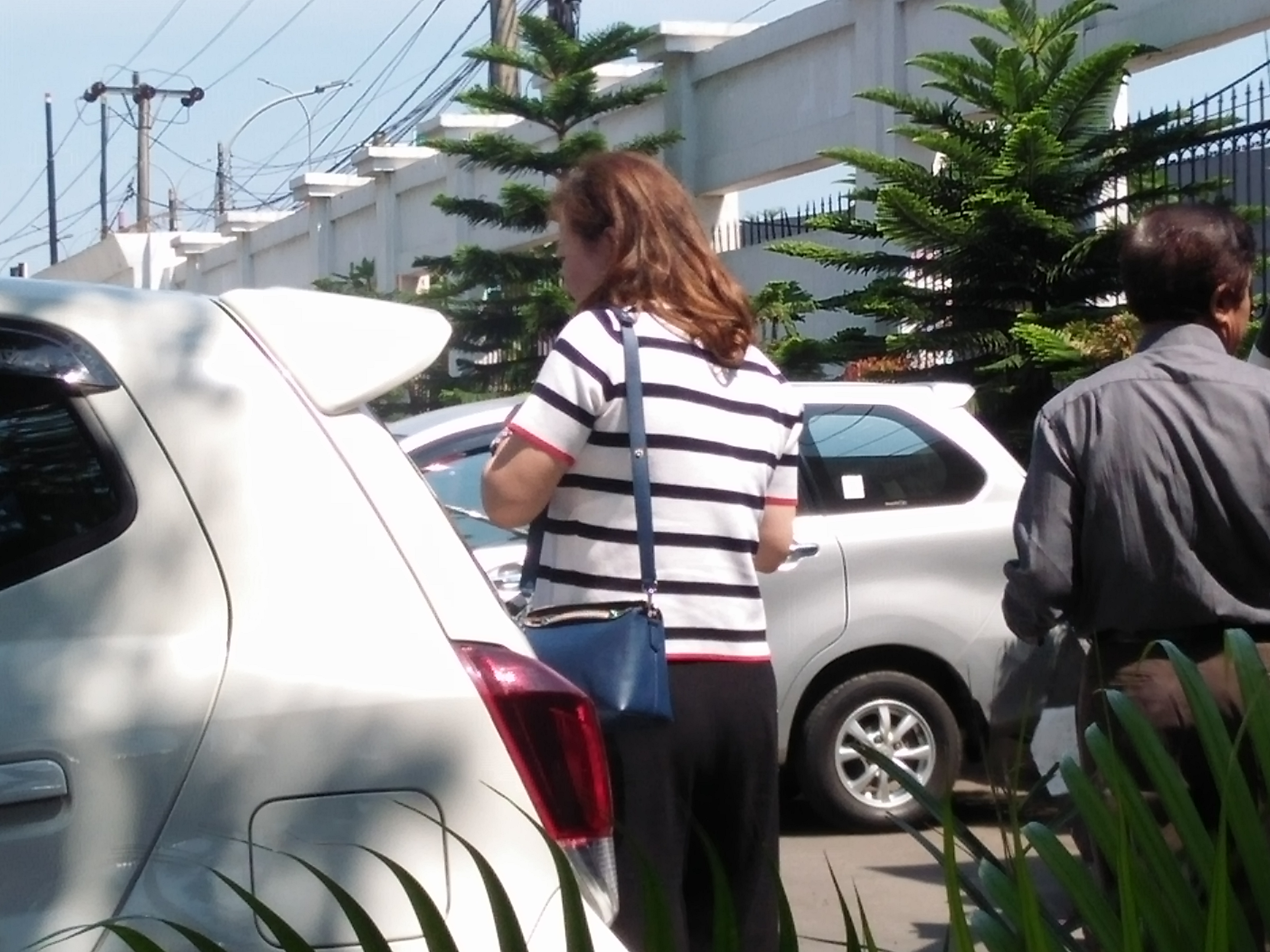 Berdandan Santai, Janni Si Rambut Pirang Hadiri Panggilan Kedua Kejati Sulsel Terkait Kasus Reklamasi