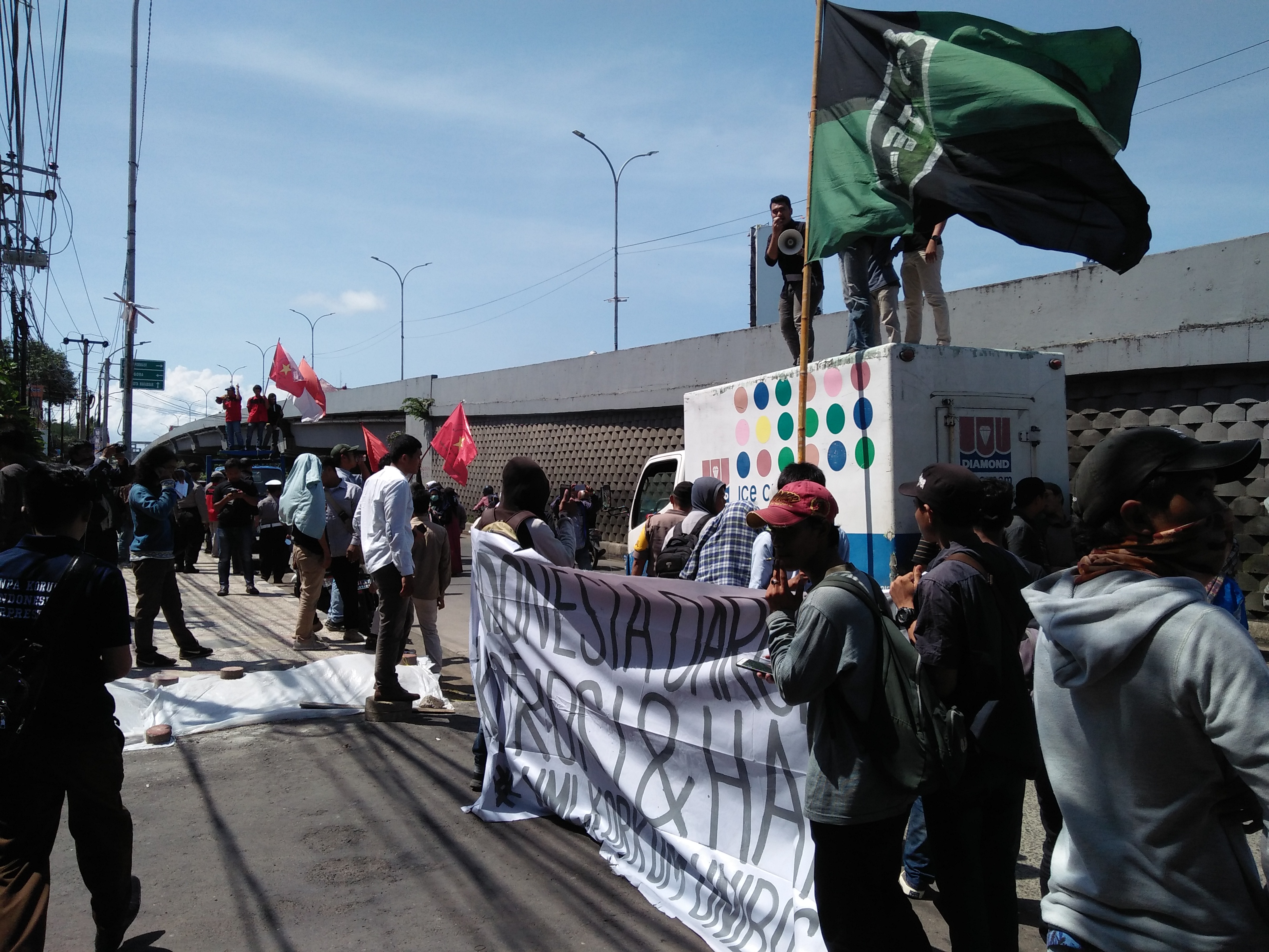 Peringati HAKI dan HAM, HMI Unibos Seruduk Kantor Kejati Sulsel