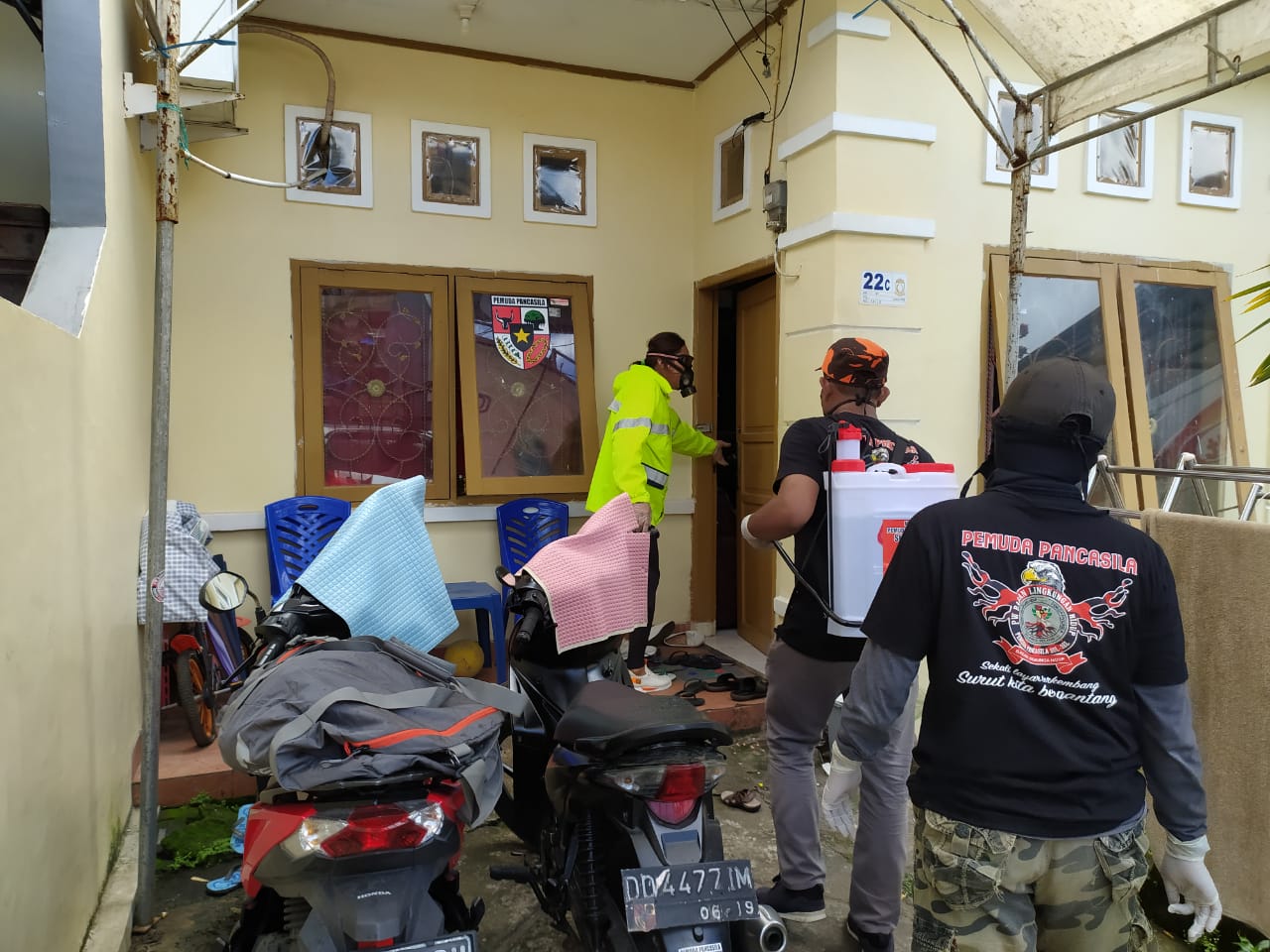 Cegah Corona, Kader Pemuda Pancasila Sulsel Semprot Desinfektan Komples BSP