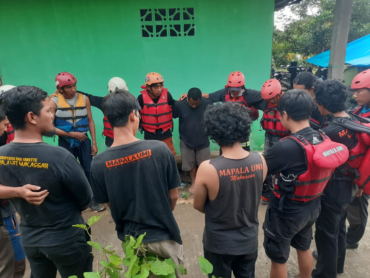 Kisah Tim Respone Mapala UMI, Tembus Lumpur Evakuasi Lansia di Desa Terpencil Lutra