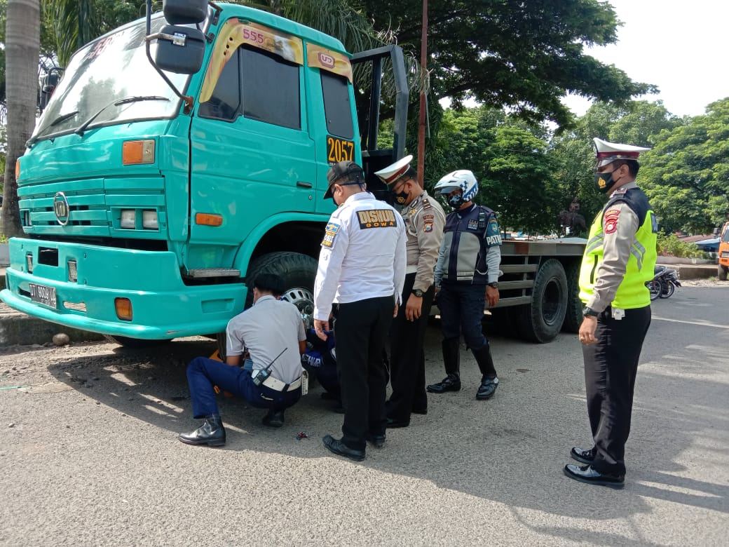 Sat Lantas Bersama Dishub Gowa Beri Efek Jera Kendaraan Yang Parkir Sembarangan