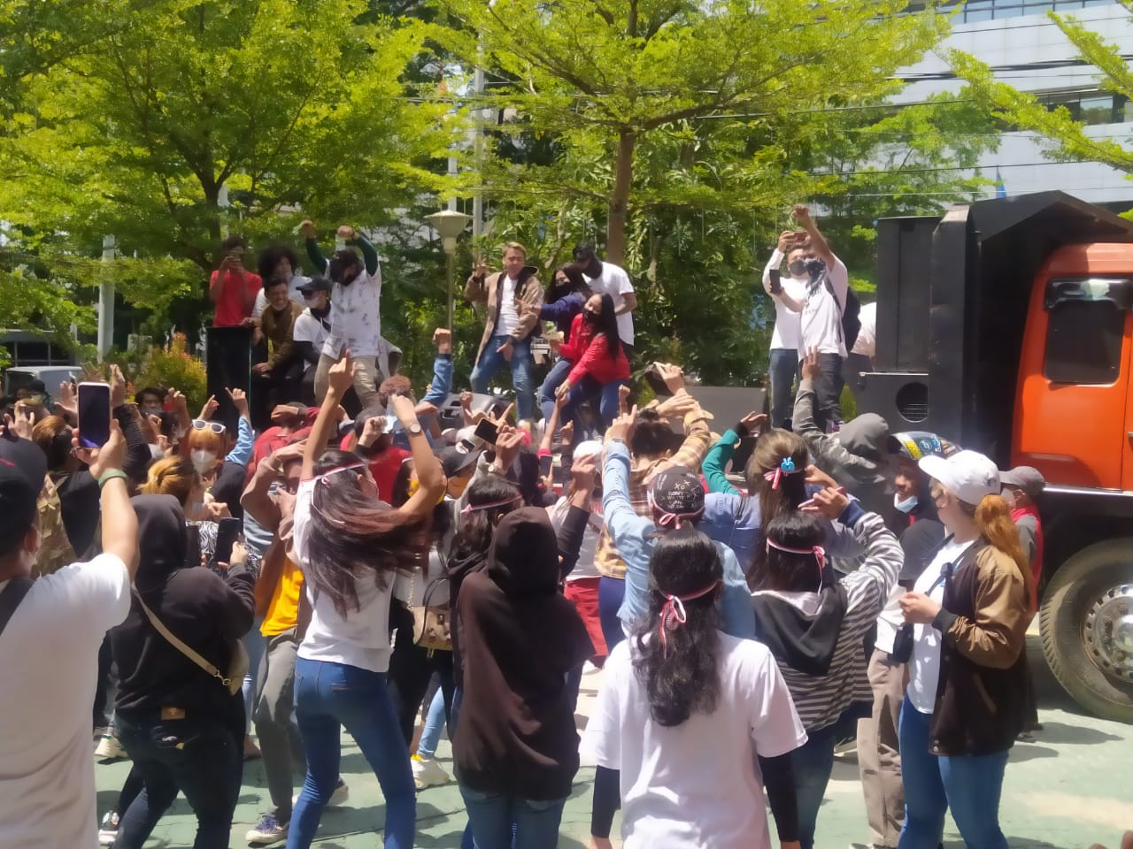 Ratusan Pekerja Hiburan Malam Bergoyang di Balai Kota Makassar