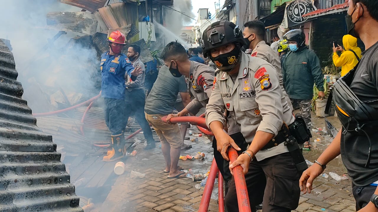 Brimob Turun Bantu Warga Padamkan Api