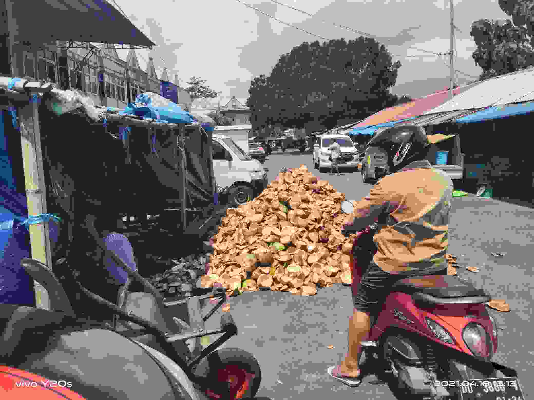 Sampah Kulit Kelapa Menumpuk di Pasar Daya Baru Makassar