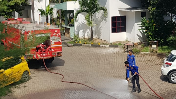 Cegah Penyebaran Covid-19, Gedung DPRD Makassar Disemprot Disinfektan
