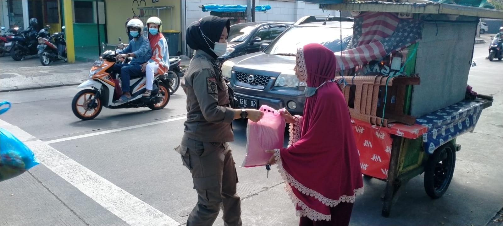 Satpol PP Makassar Bagi-Bagi Sembako ke Warga Terdampak Pandemi