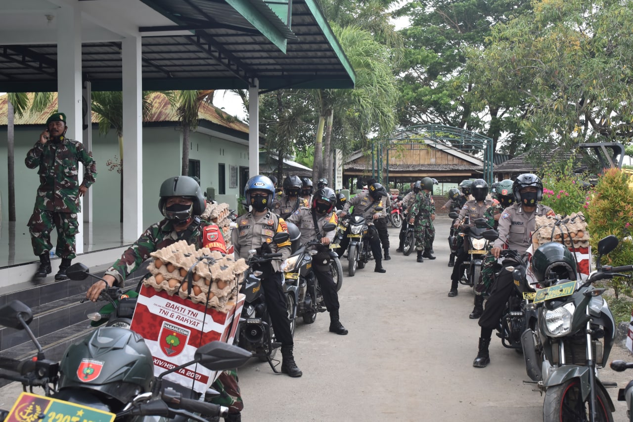 Babinsa dan Babinkamtibmas Door to Door Bagi Sembako di HUT TNI ke 76