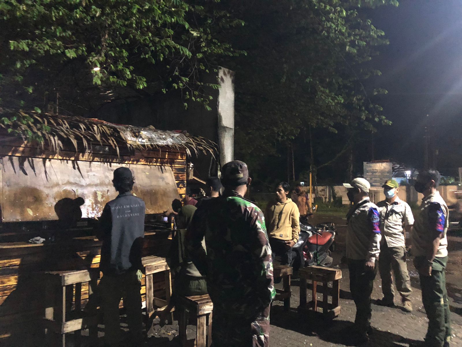 Tim Raika Kecamatan Wajo Turun Patroli Kerumunan di Malam Minggu