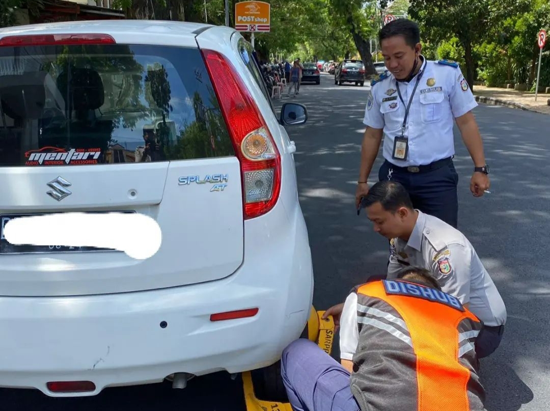 Petugas Dishub Gembok Kendaraan yang Parkir di Bahu Jalan