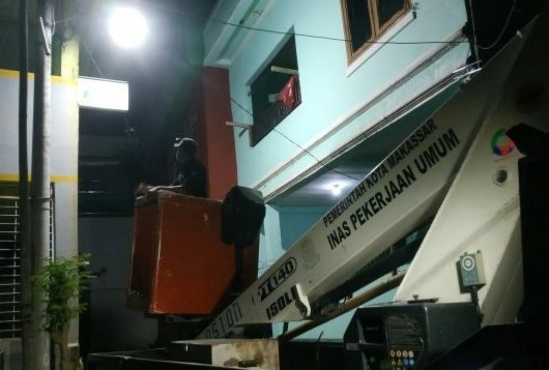Gerak Cepat Dishub Makassar Tangani Lampu Jalan yang Padam