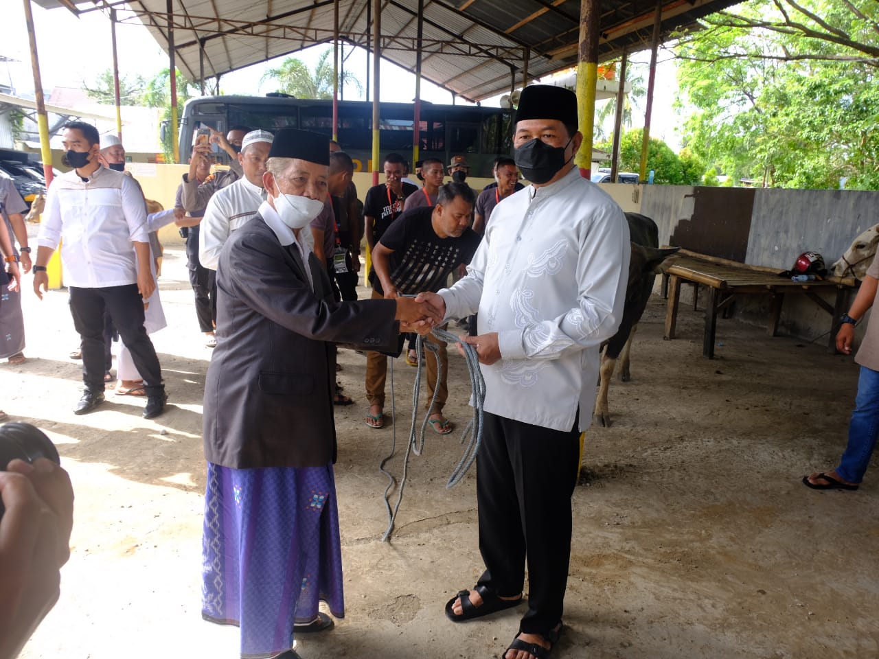 Kapolda Sulsel Serahkan 695 Hewan Kurban