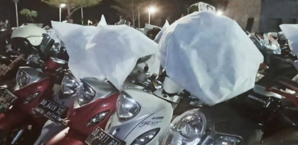 Ada Pungutan Penitipan Helm di Anjungan?