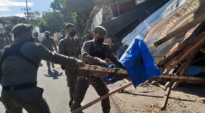 Satpol PP Bongkar Lapak PKL di Amanagappa