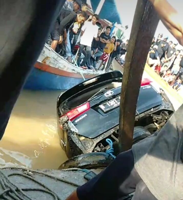 Mobil Dinas BBPVP Makassar Tercebur di Sungai Tangka