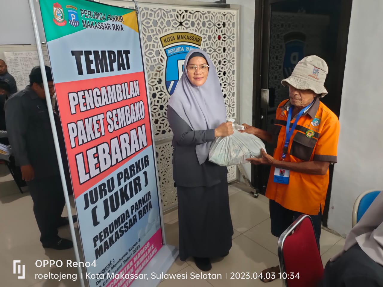 Perumda Parkir Mulai Bagikan Paket Lebaran ke Jukir
