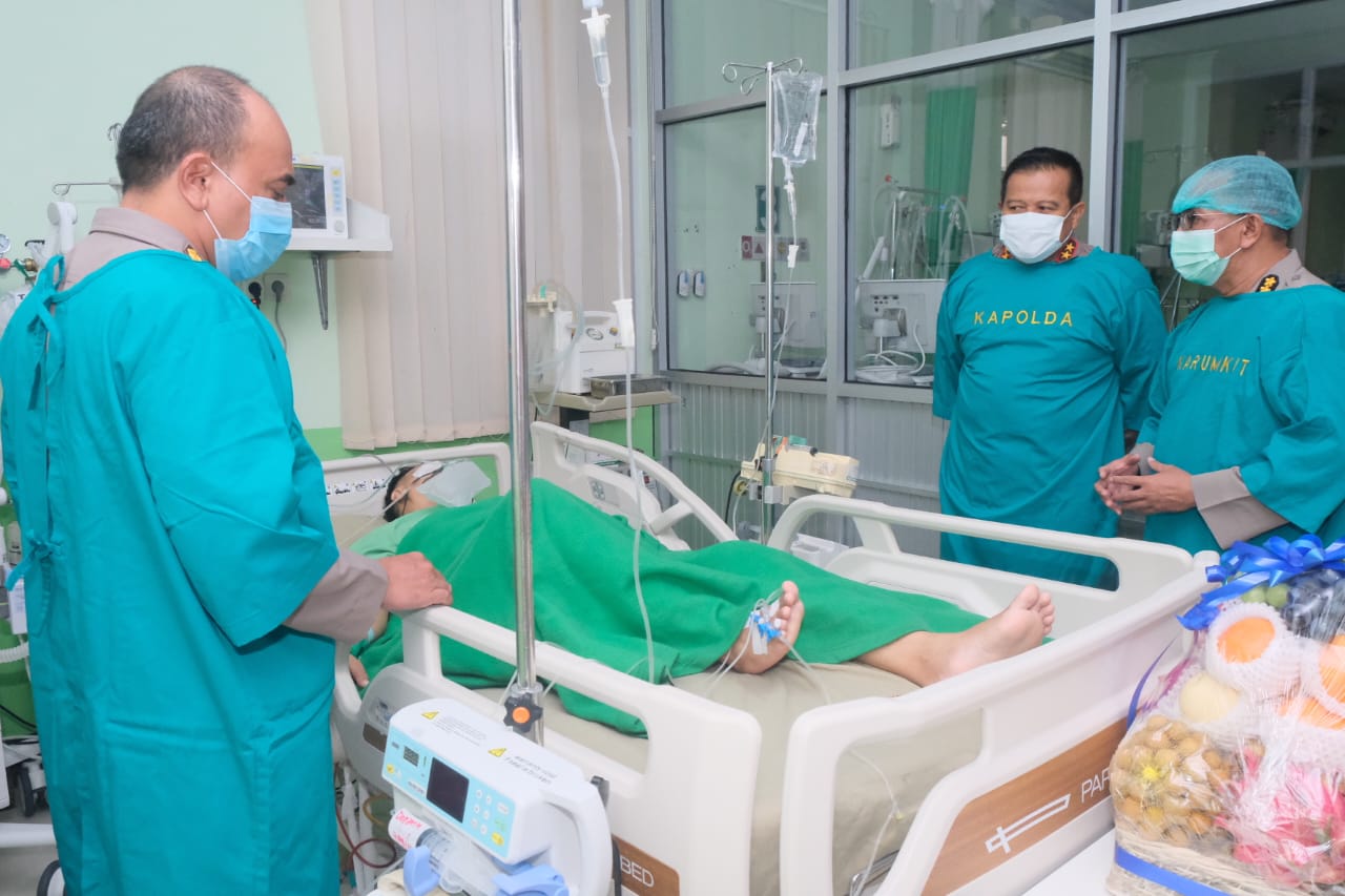 Kapolda Sulsel Jenguk Angggota Polres Jeneponto yang Ditembak OTK