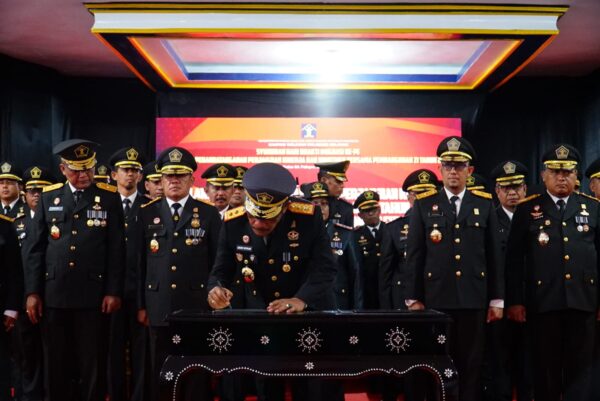 34 Kepala UPT Menandatangani Perjanjian Kinerja dan Komitmen Bersama Pembangunan ZI