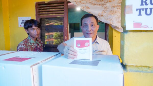 Kajati Sulsel Ke TPS Gunakan Hak Pilih Sebagai WNI