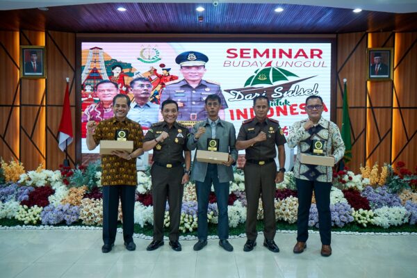 Staf Ahli Jaksa Agung Berbicara Dalam Seminar Budaya Unggul Sulsel