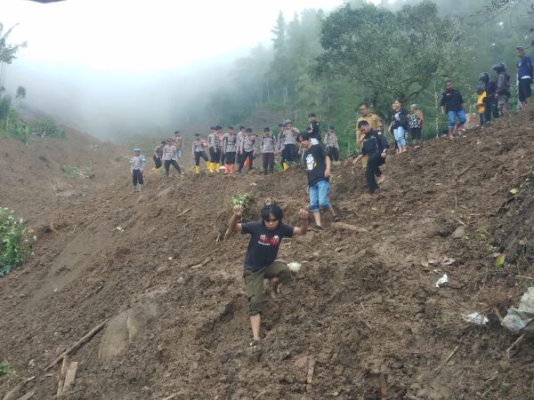 Tim SAR Gabungan Lanjutkan Pencarian 2 Korban Longsor di Tana Toraja