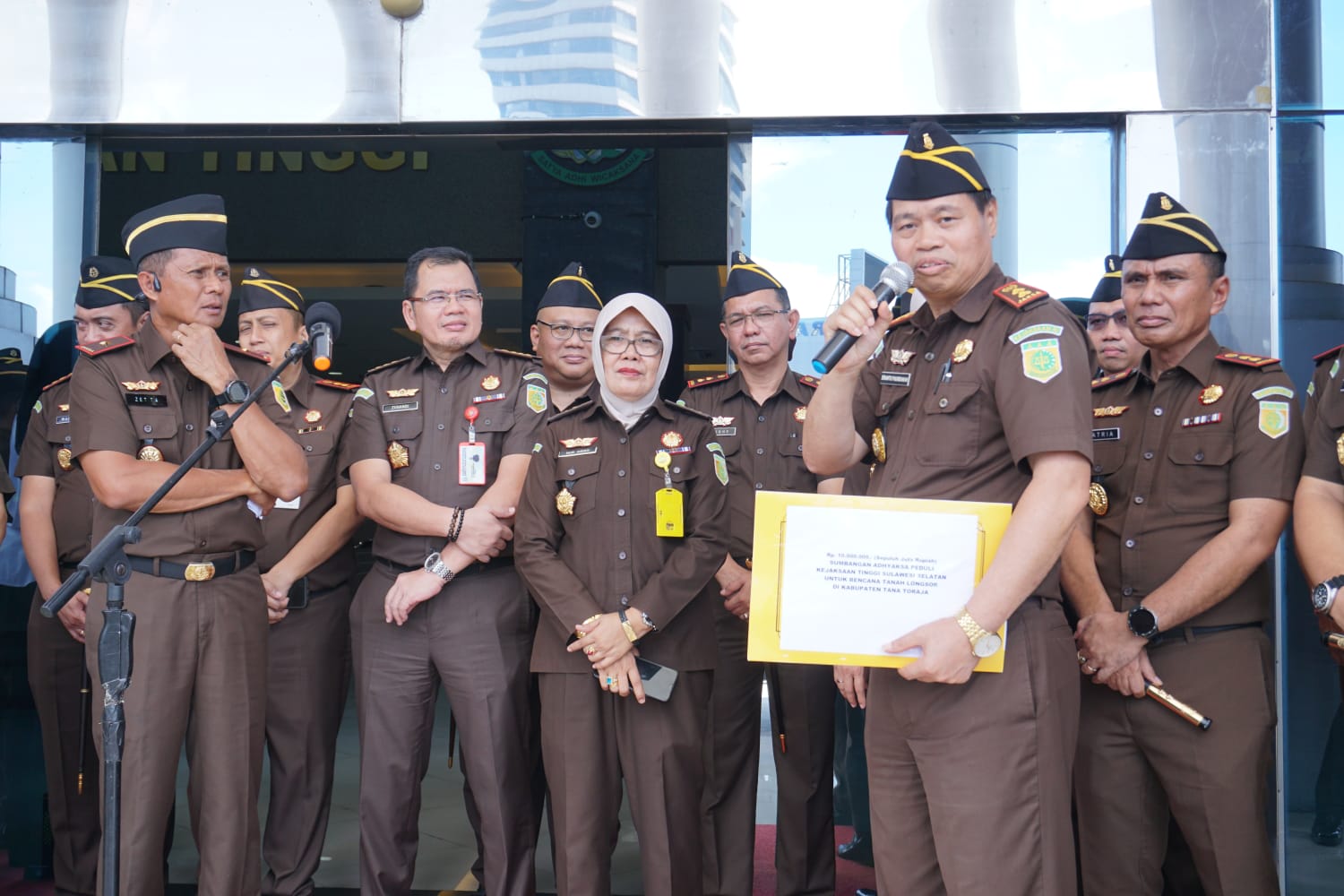 Kejati Sulsel Ulurkan Bantuan ke Korban Bencana Alam Toraja