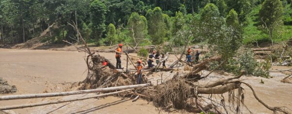 Tim Sar Evakuasi 52 Warga Desa Kadundung yang Terisolir Banjir