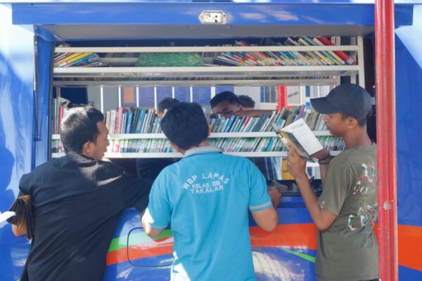 Penuhi Kebutuhan Literasi WBP, Lapas Takalar Rutin Datangkan Perpustakaan Keliling
