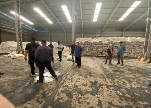 Kejagung Sita Ribuan Ton Gula di Kantor PT SMIP