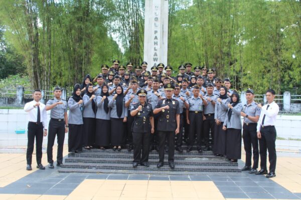 Kalapas Parepare Pimpin Upacara, Ziarah dan Tabur Bunga di Jumat Berkah