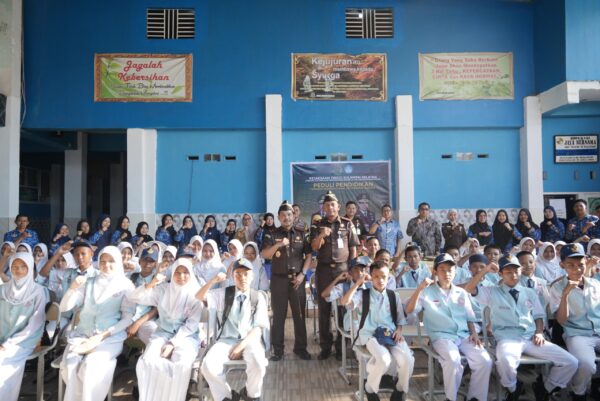 Kejati Sulsel Gelar Kegiatan Peduli Pendidikan di SMPN 22 Makassar