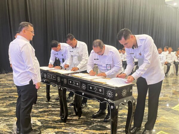 Wujudkan Tata Kelola Pemerintahan Yang Bersih, Kalapas Parepare Teken Pakta Integritas dan Perjanjian Kinerja 2025