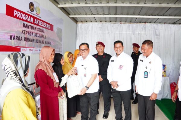 Kunjungi Rutan Pangkajene, Kakanwil Ditjenpas Sulsel Serahkan Bansos Ke Keluarga Warga
