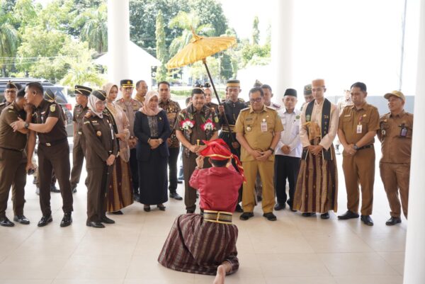 Kajati Sulsel Serahkan Sertifikat Tanah Wakaf ke Sekolah Islam di Takalar