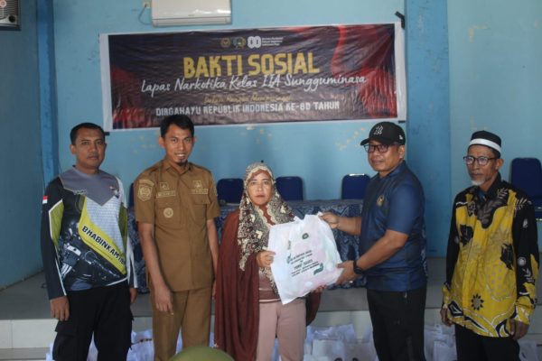 Lapas Narkotika Sungguminasa Turun Gunung, Bagi Sembako Langsung ke Warga Timbuseng