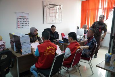 Pemerasan Berbungkus Forum Desa: Dua Tersangka OTT Pagar Gunung Diserahkan ke Jaksa