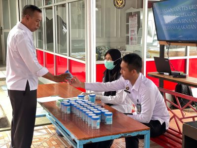 Lapas Narkotika Sungguminasa Gelar Tes Urine Pegawai dan WBP, Gandeng TNI-Polri Perkuat Pengawasan