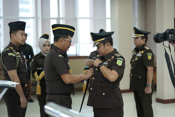 Kajati Sulsel Lantik Aspidmil dan Tiga Kajari Baru, Tekankan Integritas dan Penguatan Layanan Publik