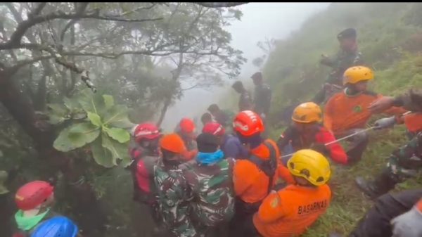 Enam Korban Ditemukan, Satu Dievakuasi dari Jurang 350 Meter